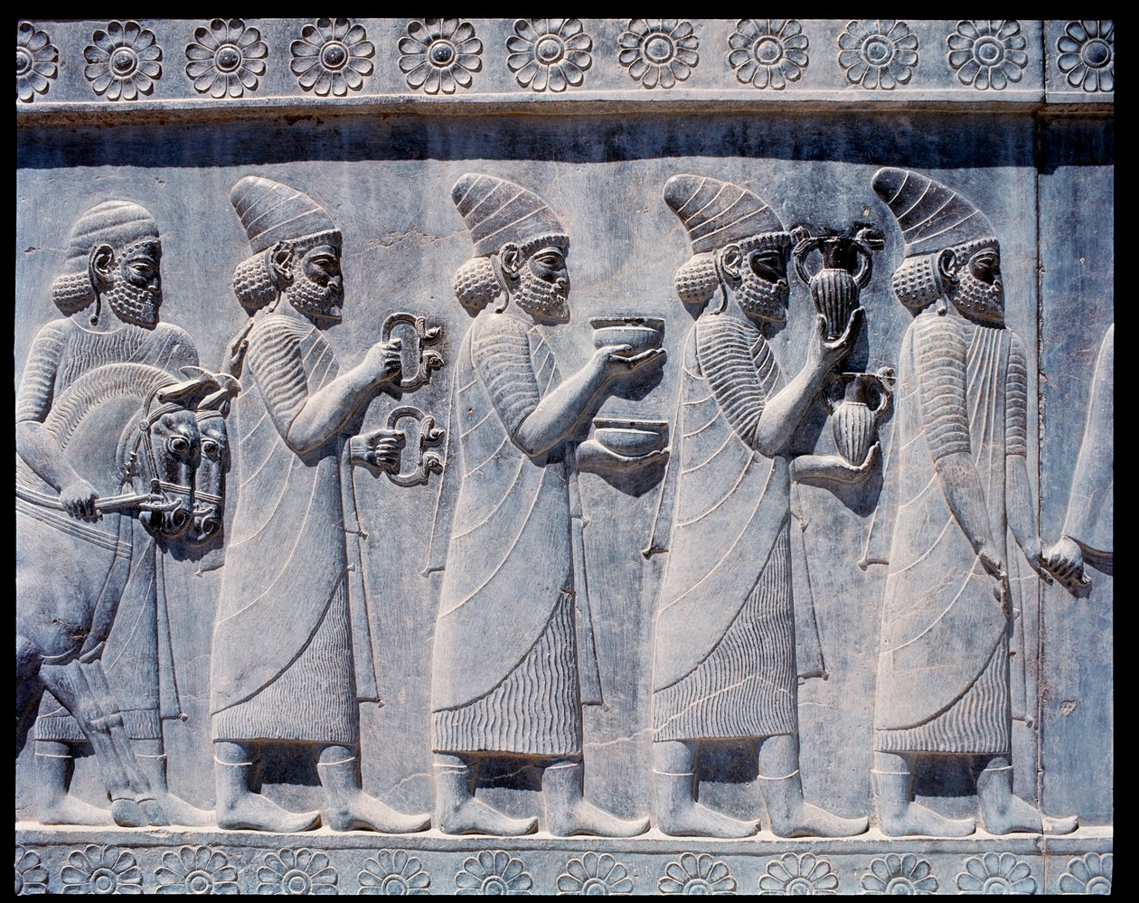 Doğu merdivenlerinin kabartmalarının görünümü: Teklifler ve hediyeler getiren Asur elçileri by Achaemenid