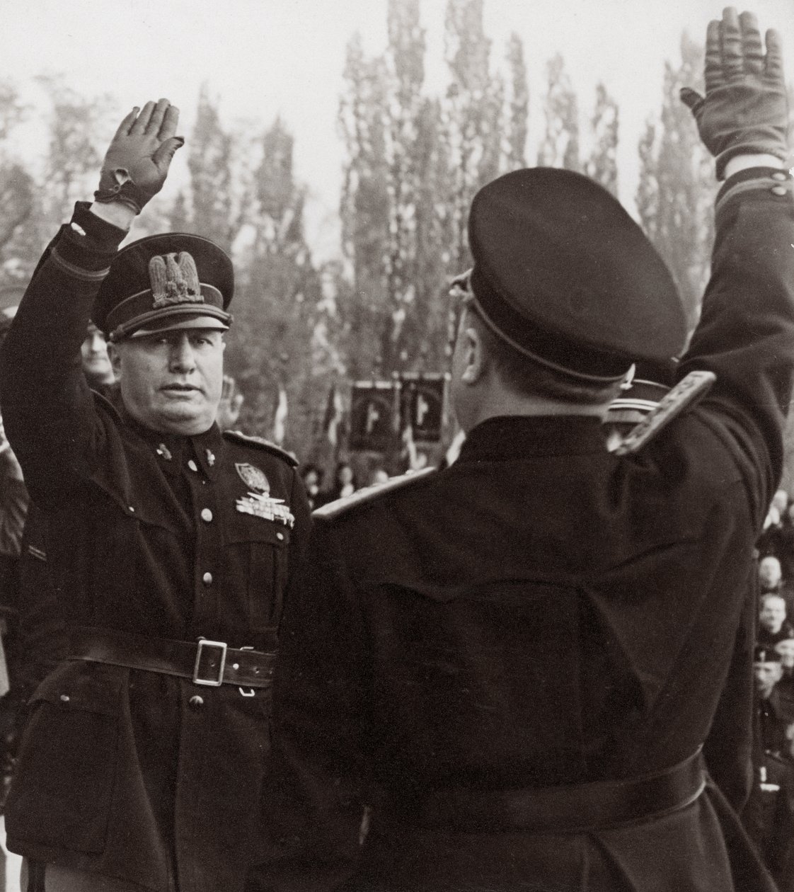 Benito Mussolini faşist bir yetkiliyi selamlayarak onurlandırıyor (s/b fotoğraf) by Achille Villani