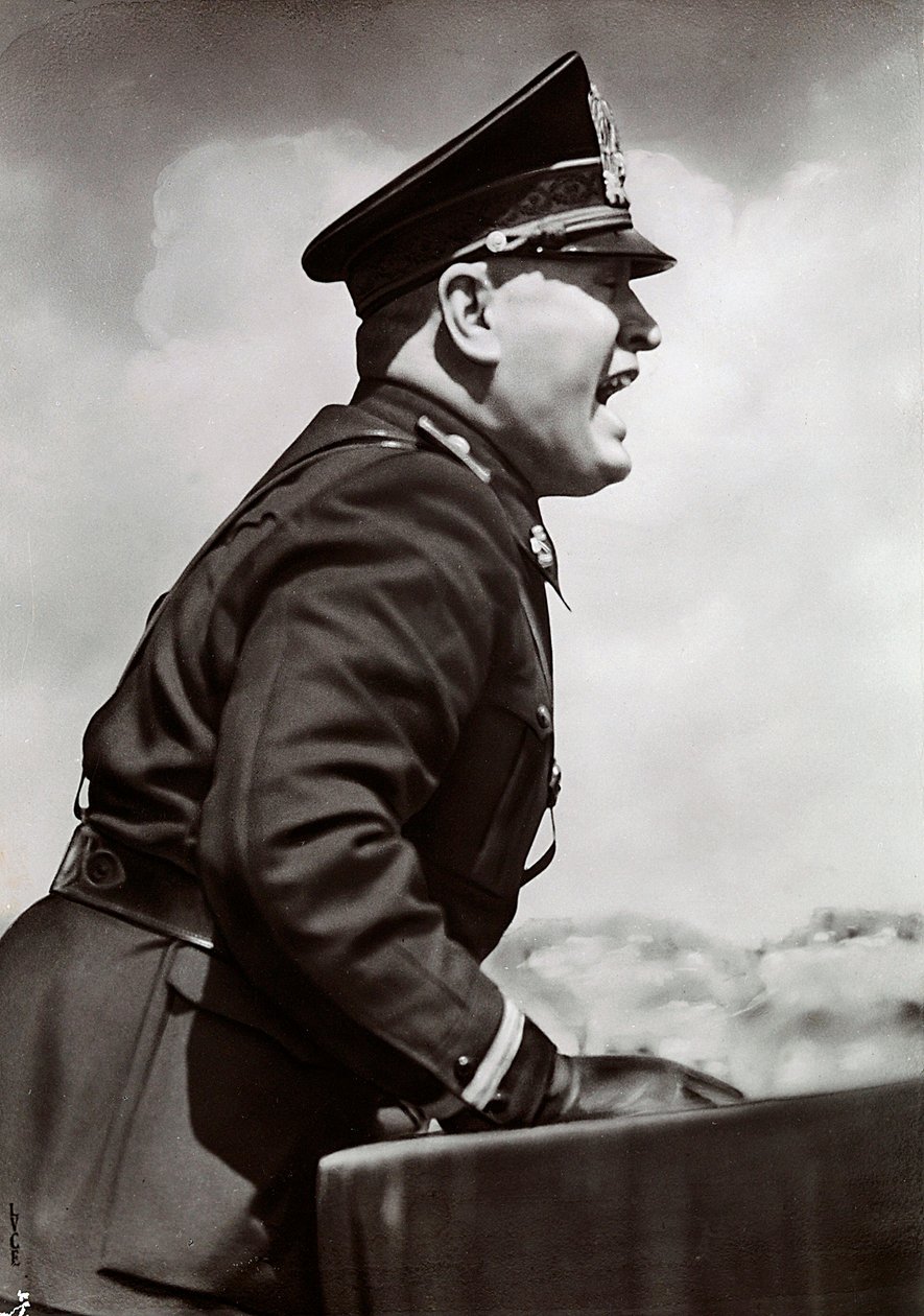 Mussolini bir konuşma yapıyor (s/b fotoğraf) by Achille Villani