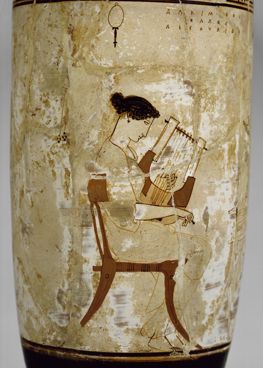 Tavan arası beyaz zeminli lekythos, sithara (sırlı pişmiş toprak) oynayan bir kadınla dekore edilmiştir. by Achilles Painter