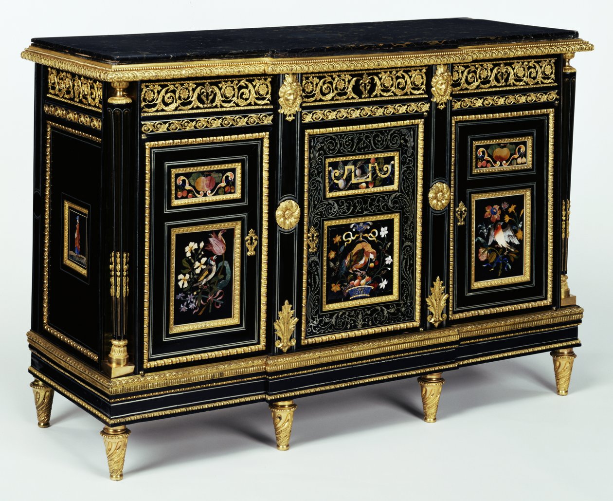 17. yüzyıl sonlarına ait pietra dura plakaları ile monte edilmiş bir çift dolaptan biri, c.1810 (meşe, çam ve abanoz ve maun ile kaplanmış kayın) by Adam Weisweiler