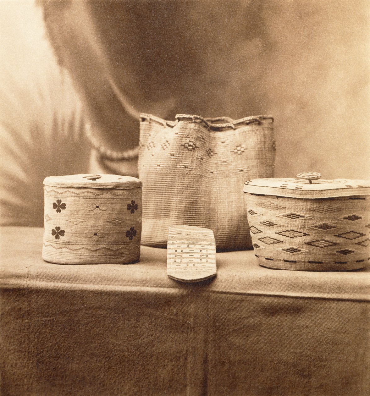 Kızılderili Sepetleri, AC Vroman, 1898 dolayları (platin baskı) by Adam Clark Vroman