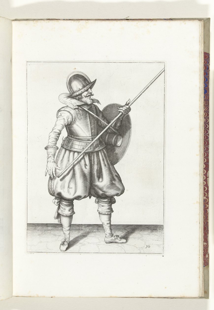 Kalkan ve mızraklı egzersiz: asker mızrağı üç kez dinlenme pozisyonuna getirir, ilk hareket (no. 10), 1618 De Nassausche Wapen-Handelinge, van Schilt, Spies, Rappier ende Targe : beyde figuerlick tasvir edilmiş, ende pozlanmış sonra by Adam van Breen