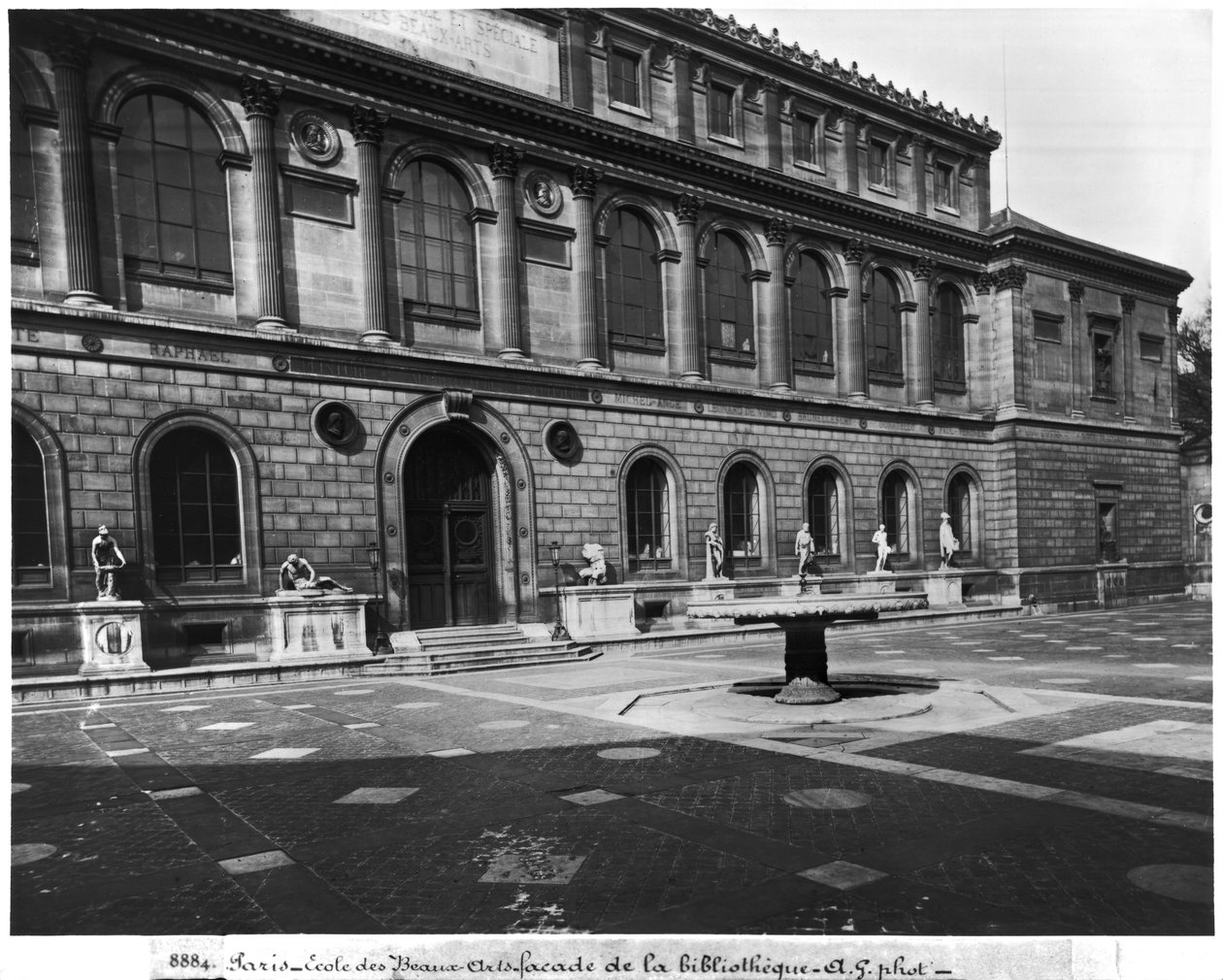 Ecole Nationale Superieure des Beaux-Arts kütüphanesinin cephesi, Palais des Etudes, c.1890-99 by Adolphe Giraudon