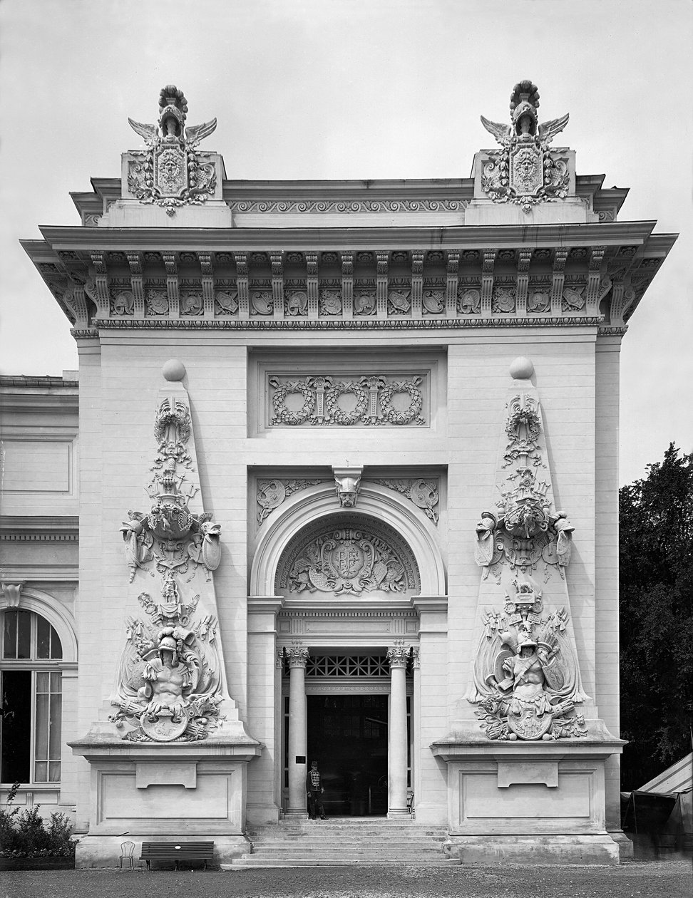 Evrensel Sergideki askeri serginin kapısı, Paris, 1889 by Adolphe Giraudon