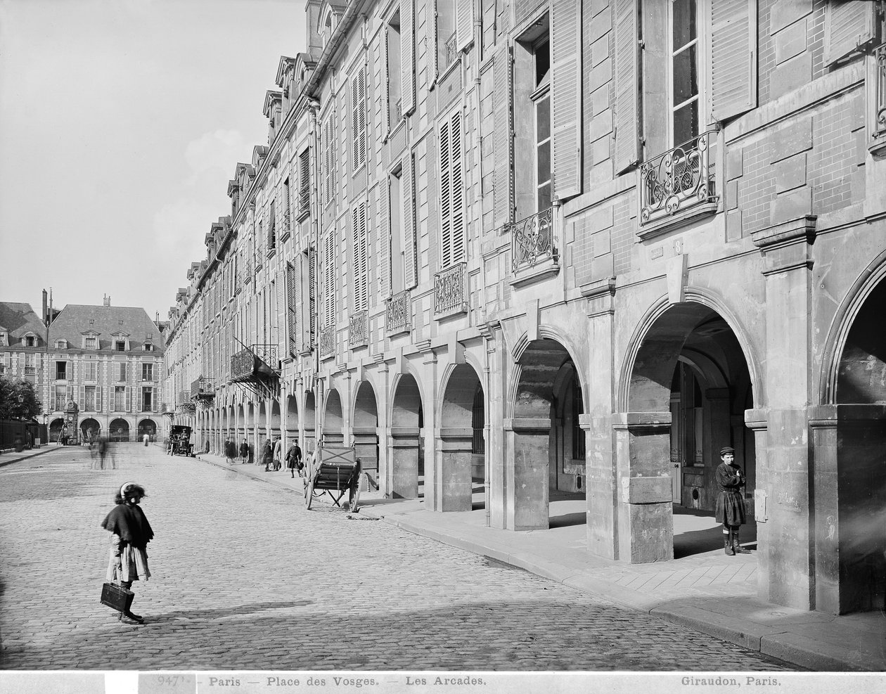 Place des Vosges pasajının görünümü, c.1890-99 by Adolphe Giraudon