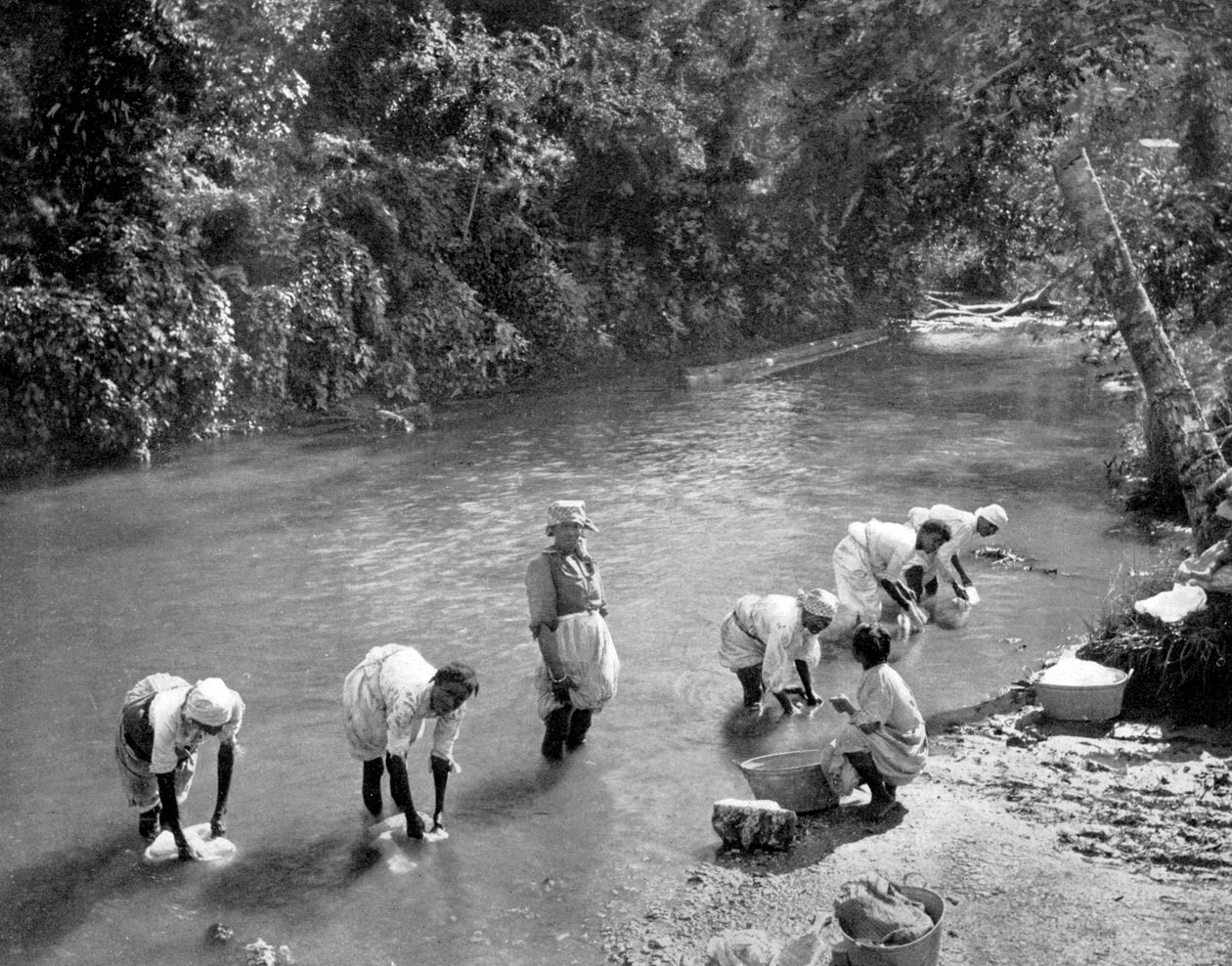 Nehirde çamaşır yıkayan kadınlar, Port Antonio, Jamaika, c1905 by Adolphe Duperly and Son
