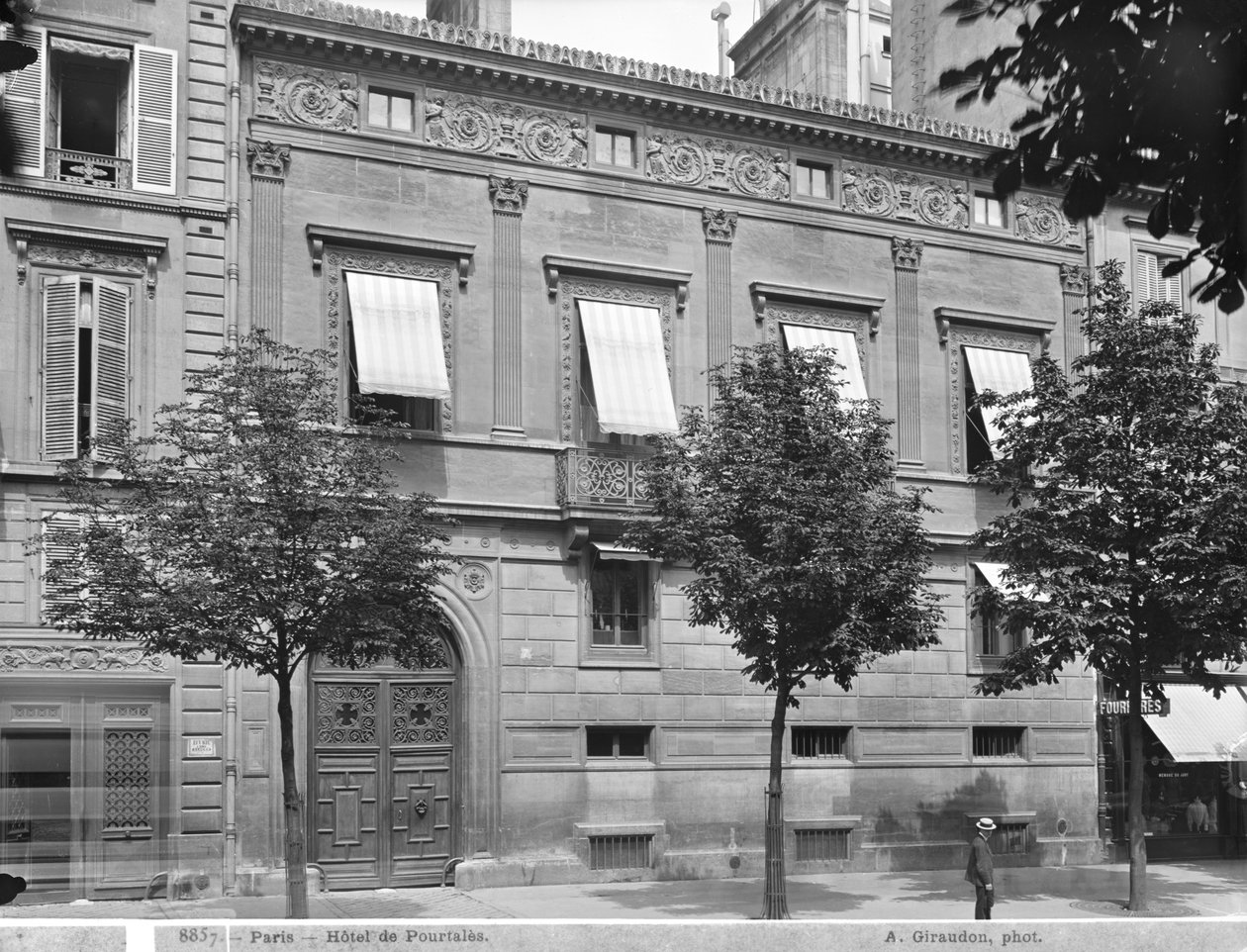 Hotel de Pourtales, cephe, 19. yüzyıl sonu - 20. yüzyıl başı by Adolphe Giraudon