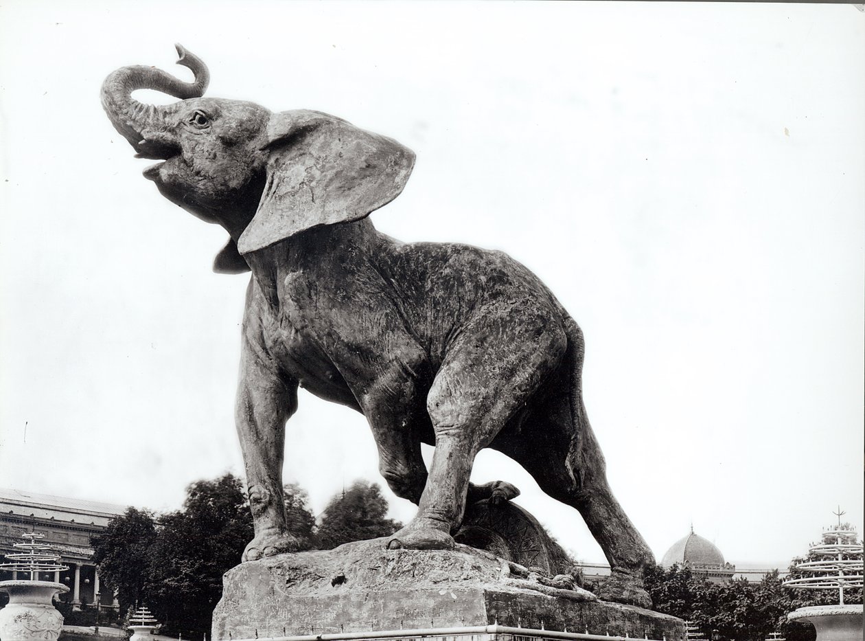 Trocadero Sarayı önünde Emmanuel Fremiet (1824-1910) tarafından Tuzağa Yakalanan Genç Fil (1878), Evrensel Sergi (1878), Paris, 1888 by Adolphe Giraudon