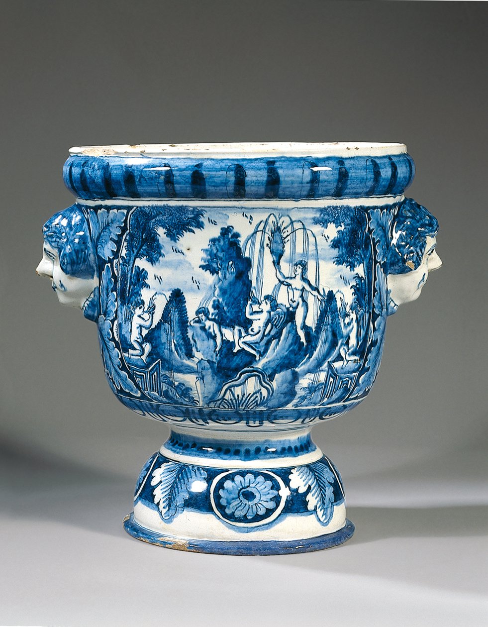 Delft mavi ve beyaz iki kulplu mitolojik ayaklı bahçe vazosu by Adriaen (fl.1868 d.1701) (attr.to) Kocks