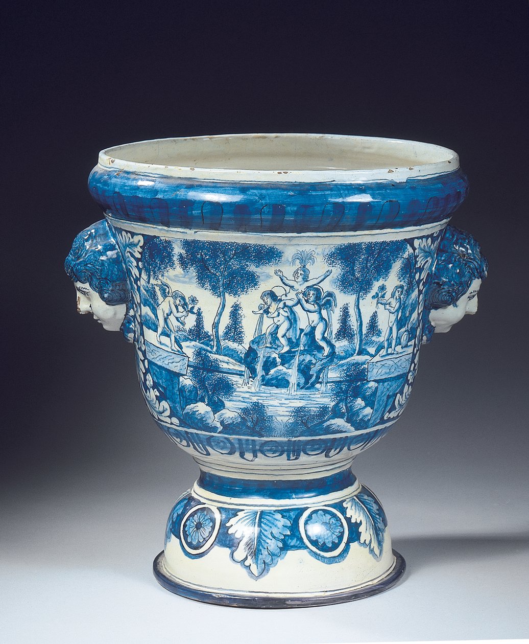 Barok tarzında büyük Delft mavi ve beyaz mitolojik bahçe vazosu, c.1700 (seramik) by Adriaen (fl.1868 d.1701) (attr.to) Kocks