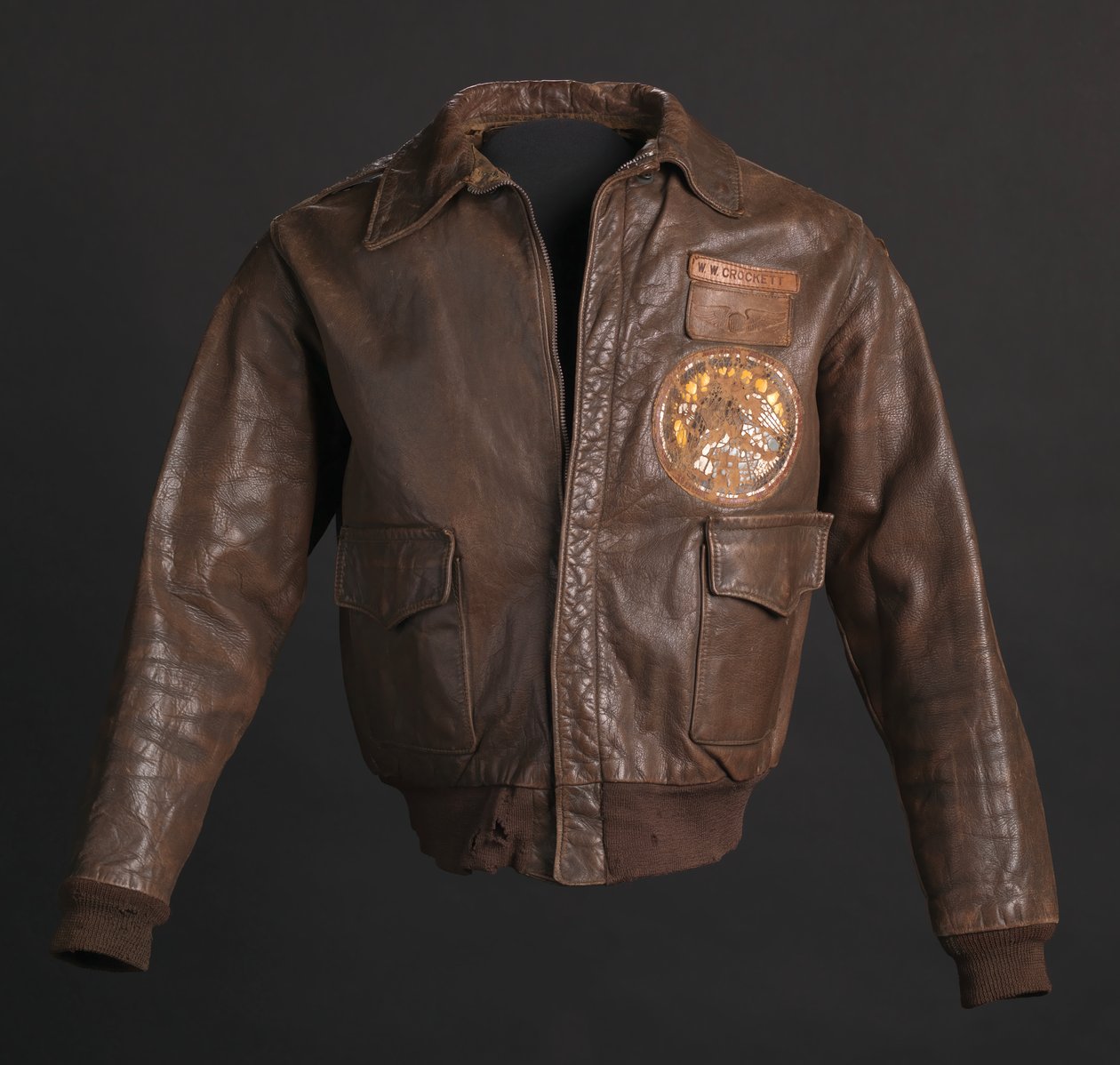 Yarbay Woodrow W. Crockett tarafından giyilen Tuskegee Airman uçuş ceketi, 1942. by Aero Leather Clothing Co.