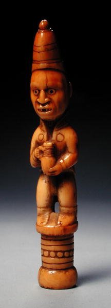 Bir Alman çömlek testi tutan Avrupa elbiseli figür, Kongo, 19. yüzyılın başlarında (fildişi) by African