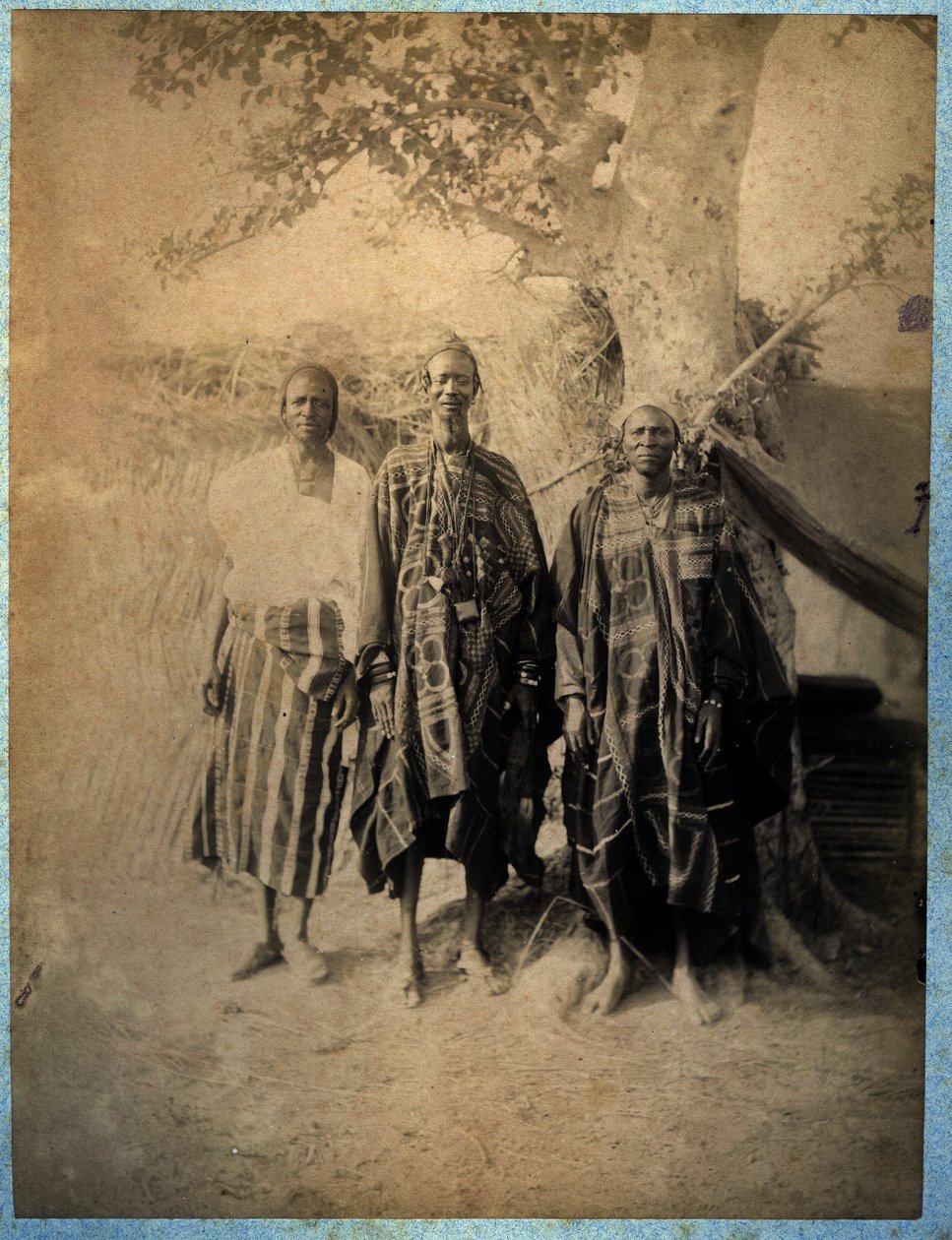 Geleneksel Kostümlü Üç Senegalli Erkek (s/b fotoğraf) by African