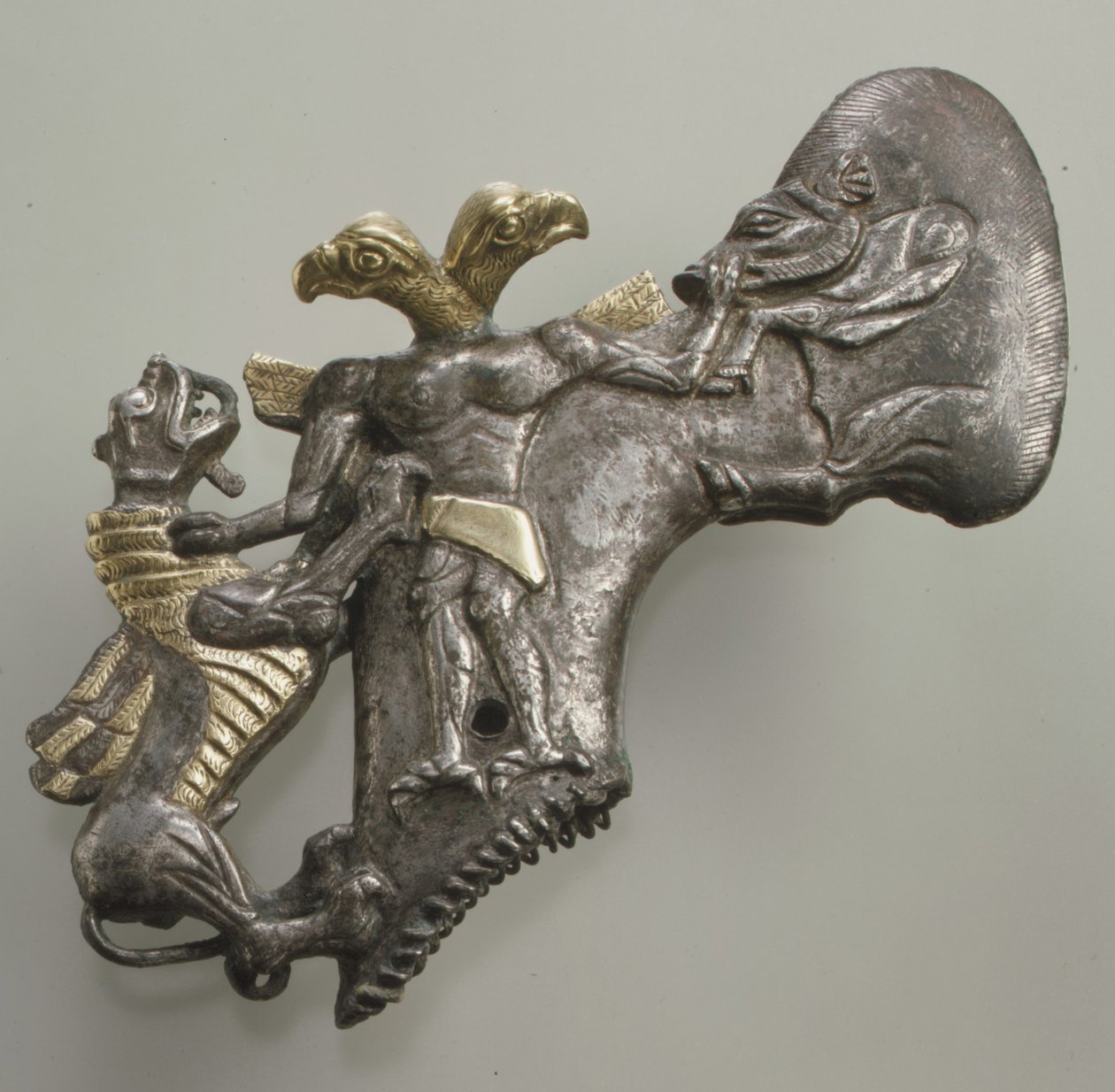 Kuş başlı iblis, yaban domuzu ve ejderha ile şaft delikli balta başı, c. 3. binyılın sonları ile 2. binyılın başları M.Ö. (gümüş ve altın folyo) by Age Bronze