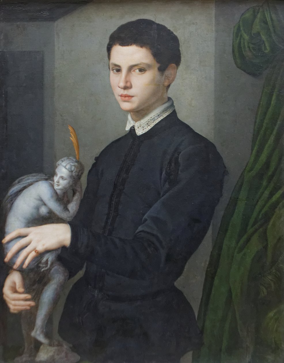 Bir heykelciği tutan bir adamın portresi by Agnolo Bronzino
