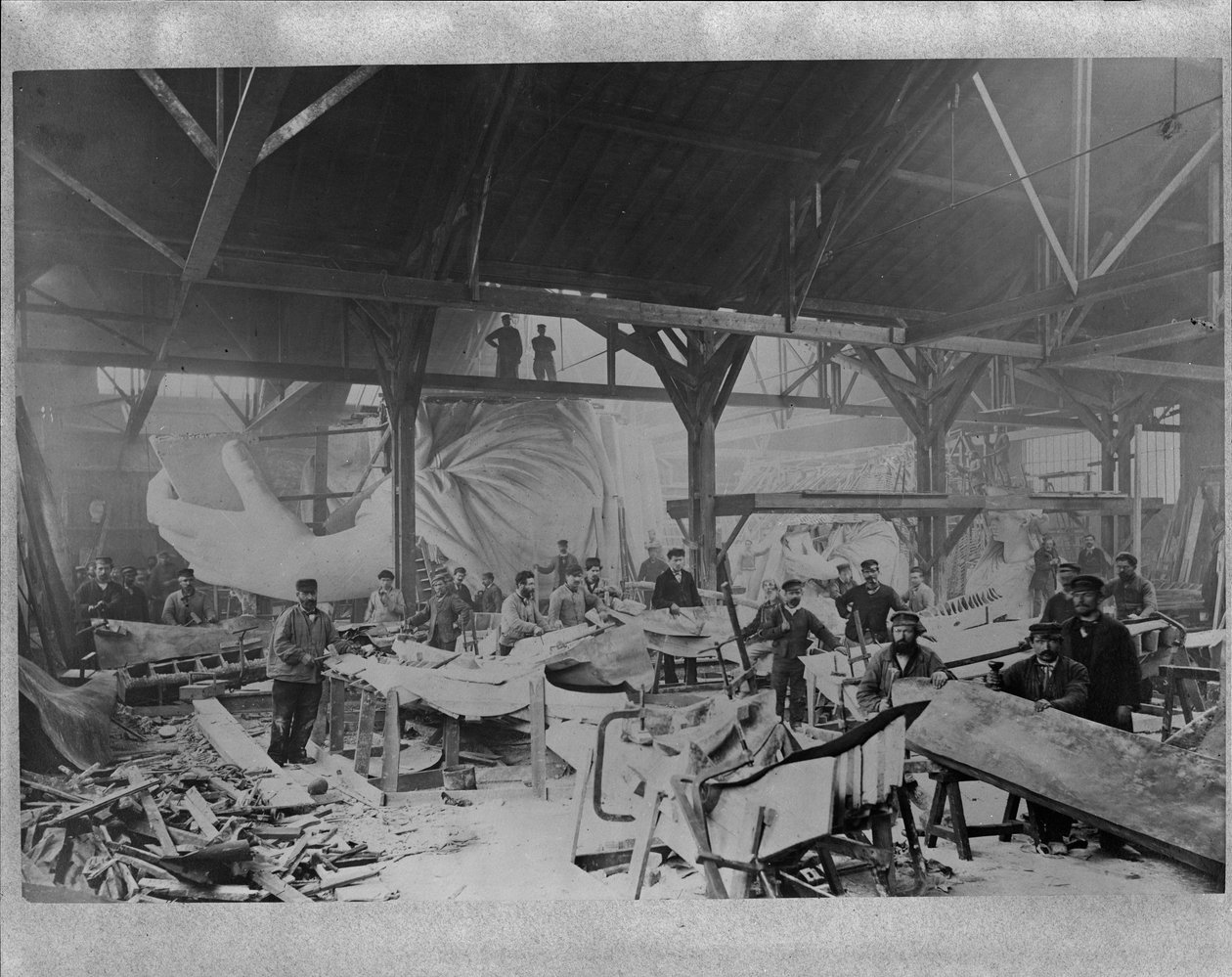 Bartholdi'nin Paris'teki depo atölyesinde Özgürlük Anıtı'nı inşa eden işçiler, c.kış 1882 by Albert Fernique