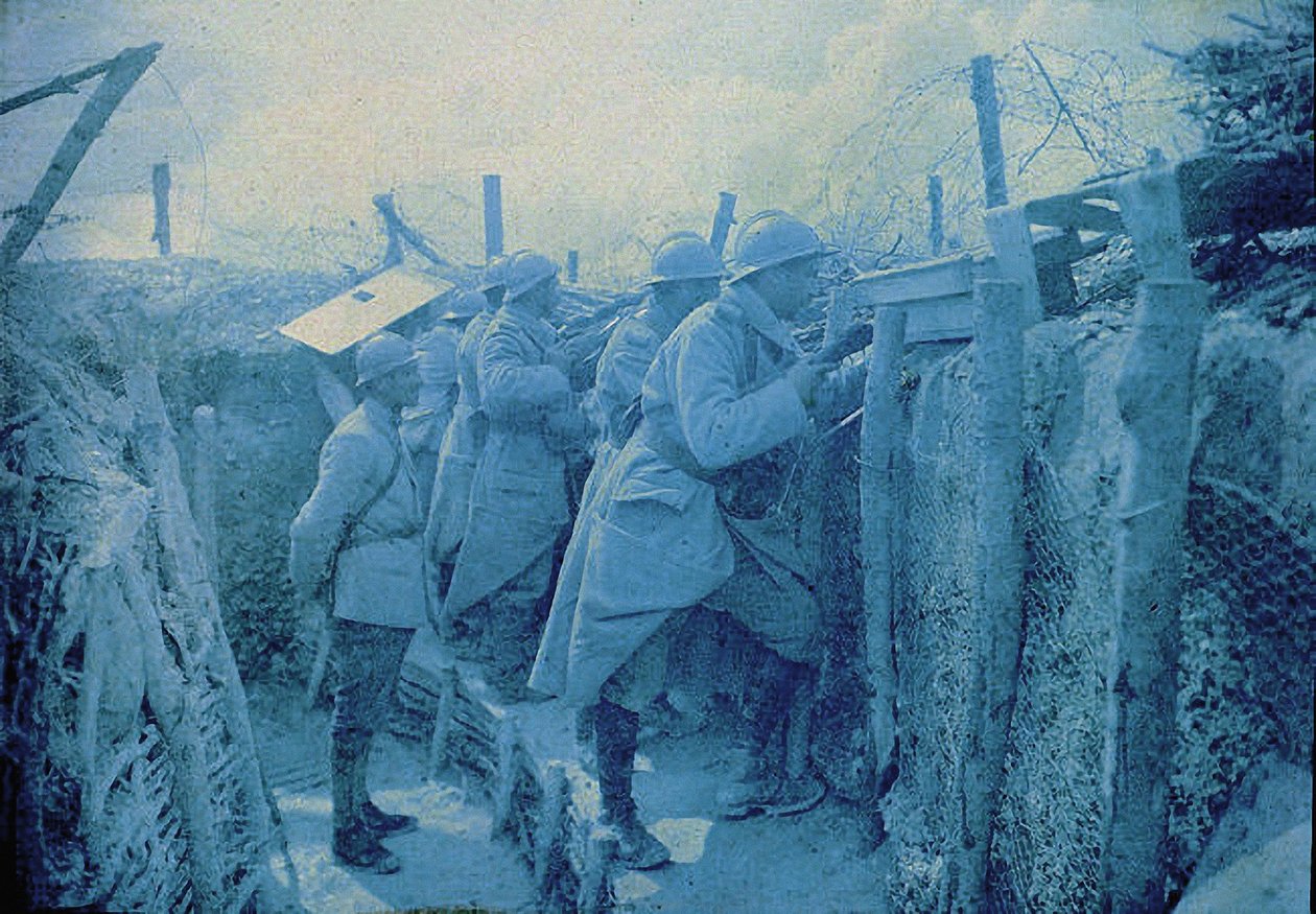Bir Fransız dinleme noktası: Batı Cephesinde bir siperdeki askerler, Fransa, 1916 (otokrom) by Albert Samama Chikli
