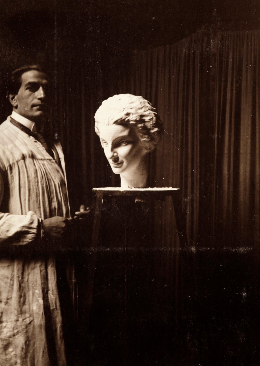 Heykeltıraş Mario Pelagatti, stüdyosunda, Floransa, 20/11/1920 (s/b fotoğraf) by Alberto Fierli