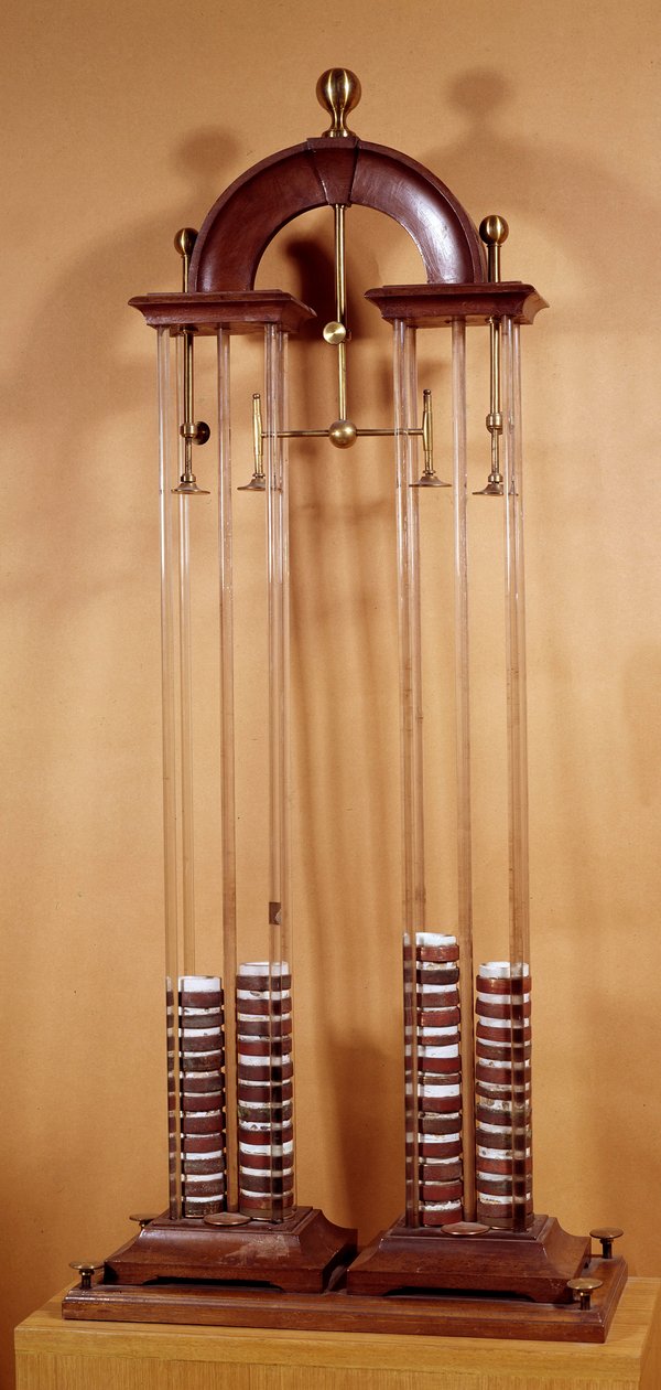 Pile de Alessandro (Alexandre) Volta (1745-1827), İtalyan fizikçi, elektrik pilinin mucidi. 19. yüzyıl Paris, Conservatoire National des arts et metiers by Alessandro Volta