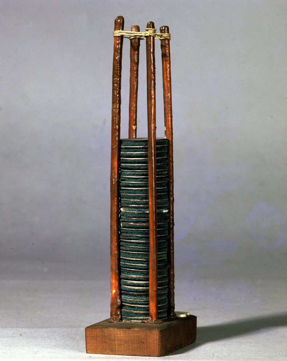 Alessandro (İskender) Volta yığını. Bilim ve Teknoloji Müzesi, Milano. by Alessandro Volta