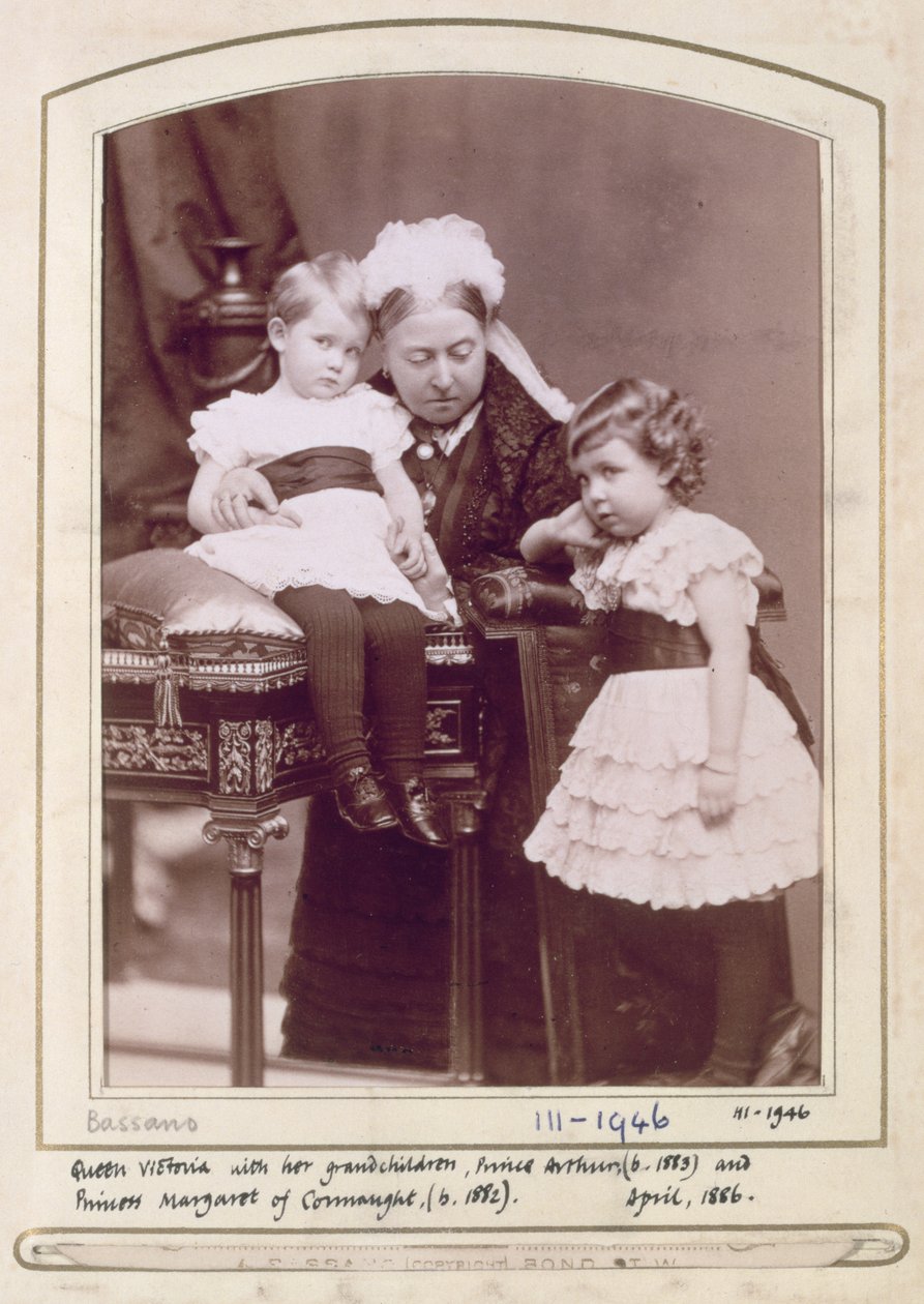 Kraliçe Victoria (1819-1901), torunları Prens Arthur (d.1883) ve Connaught Prensesi Margaret (d.1882) ile Nisan 1886 (sepya fotoğrafı) by Alexander Bassano