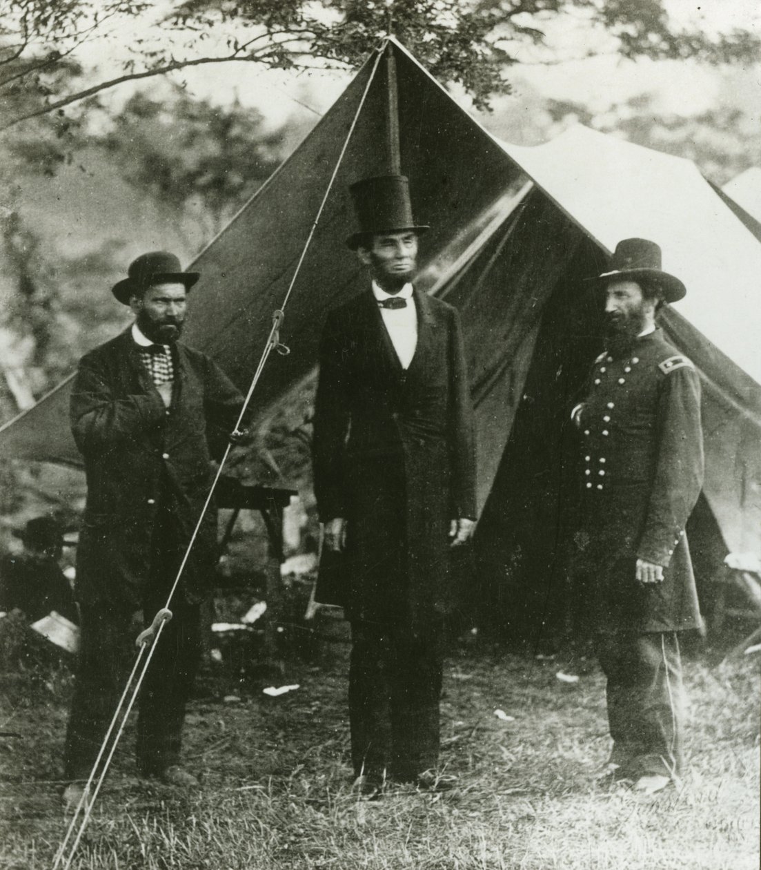 Abraham Lincoln, Allan Pinkerton ve Tümgeneral John A. McClernand ile birlikte, 1862 by Alexander Gardner