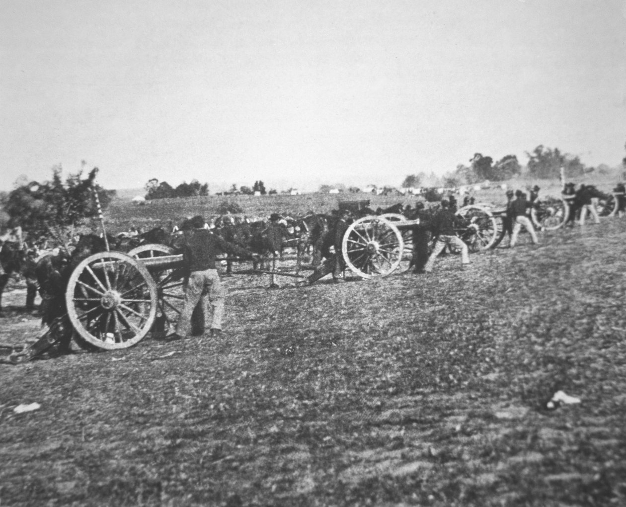 Battery D., 2. ABD Topçu Federal Ordusu, Amerikan İç Savaşı (1861-65) sırasında hareket halinde (s/b fotoğraf) by Alexander Gardner