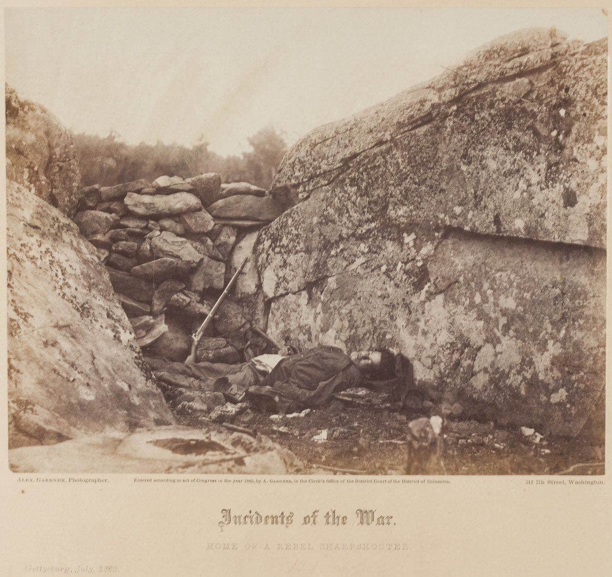 Bir Asi Keskin Nişancının Evi, Gettysburg, Temmuz by Alexander Gardner