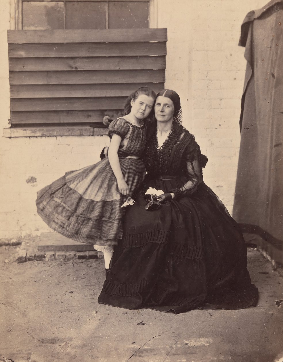 Bayan Greenhow ve Kızı, Eski Meclis Binasında Tutuklu, Washington, 1862. by Alexander Gardner