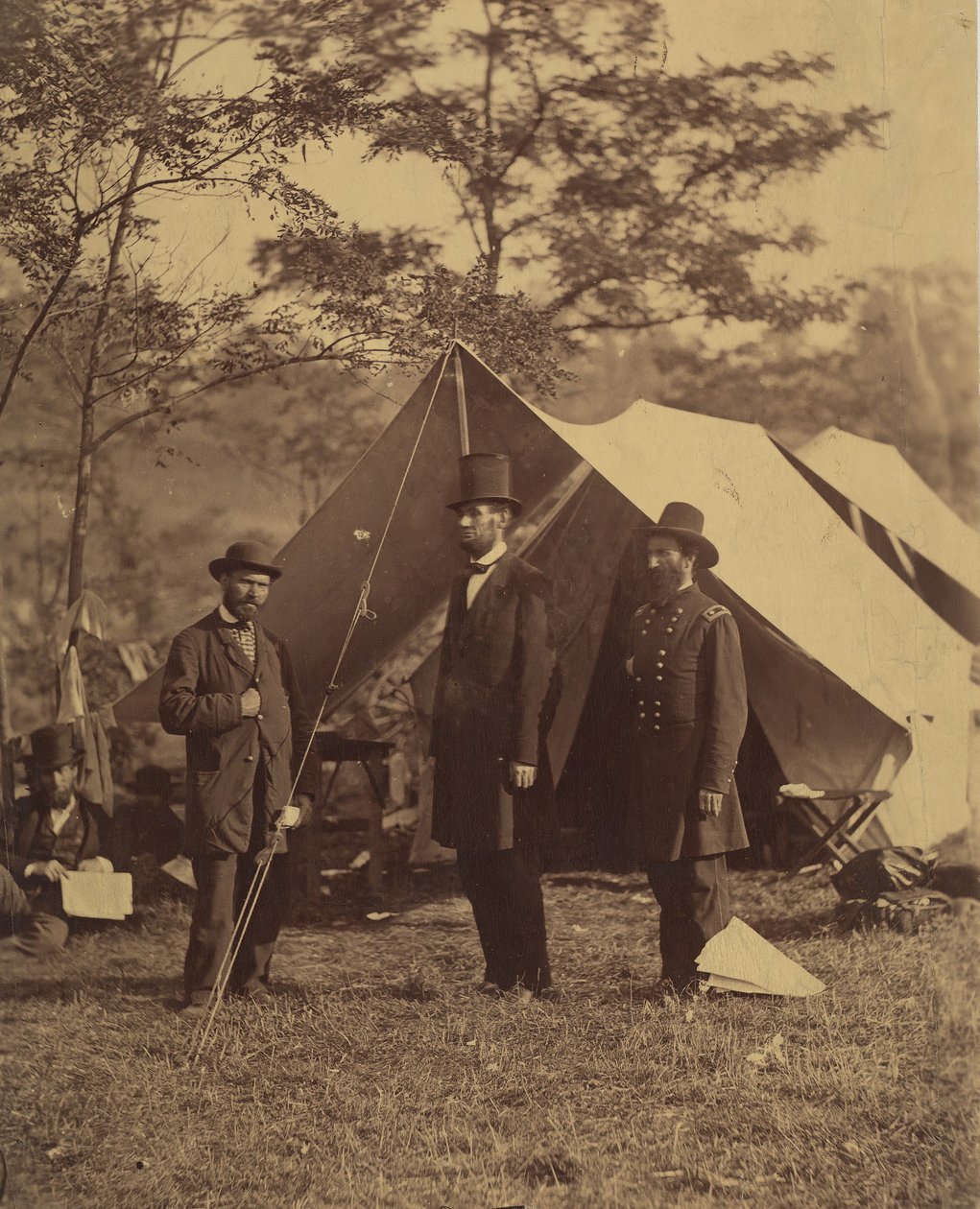 [Başkan Abraham Lincoln, Tümgeneral John A. McClernand sağ ve E.J...., 4 Ekim 1862. by Alexander Gardner