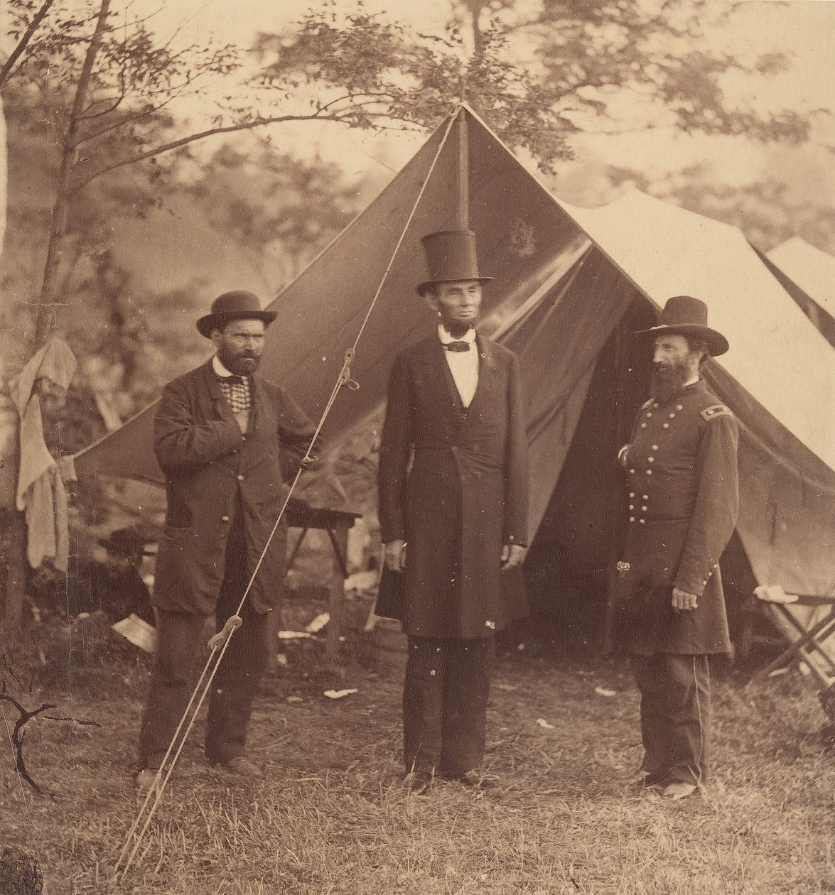 [Başkan Abraham Lincoln, Tümgeneral John A. McClernand sağ ve E.J...., 3 Ekim 1862. by Alexander Gardner