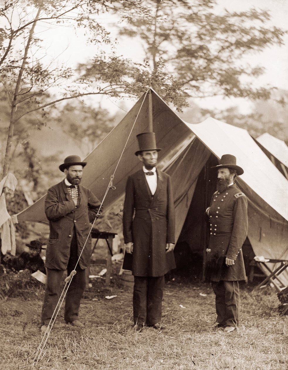Başkan Lincoln, Antietam Savaş Alanında by Alexander Gardner