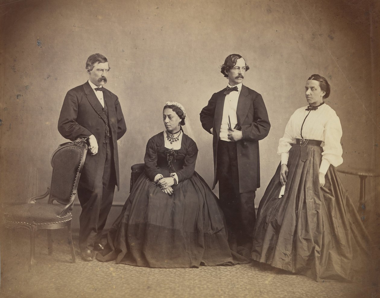 Hawaii Kraliçesi Emma ve Çevresi, 1865. by Alexander Gardner