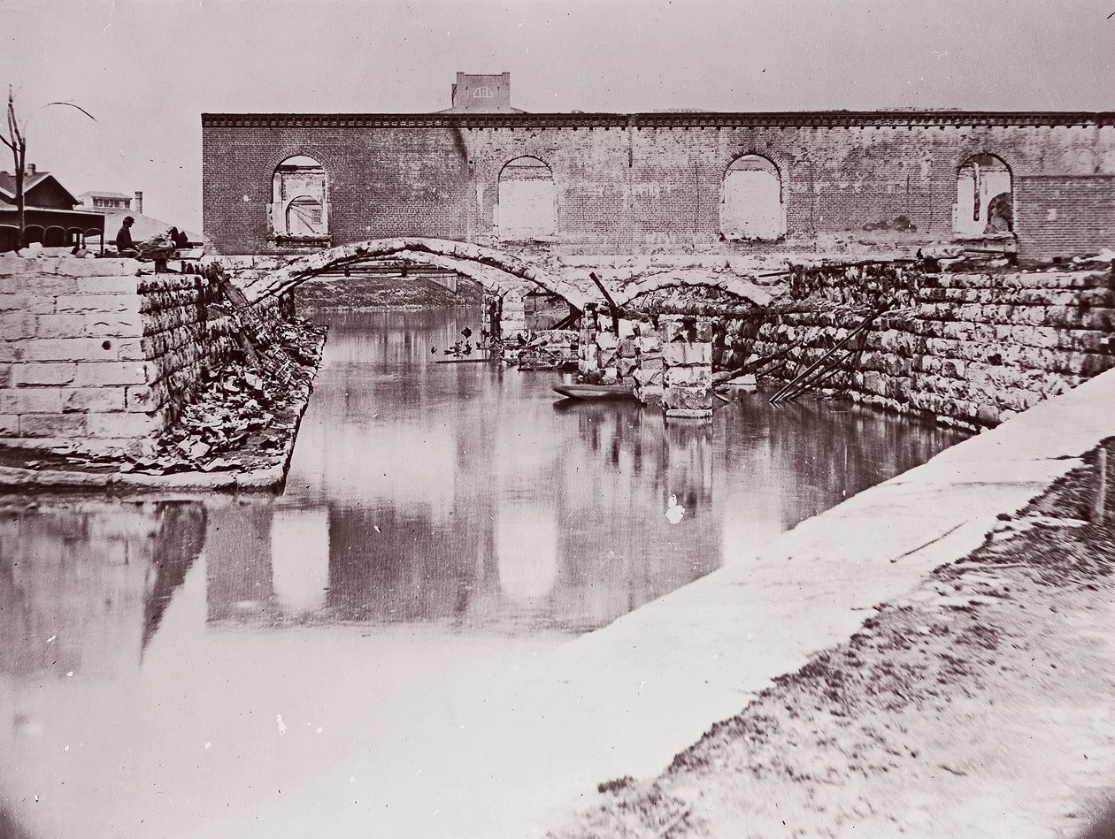 Kanal Havzası yakınlarındaki kalıntılar, Richmond, 1865. by Alexander Gardner