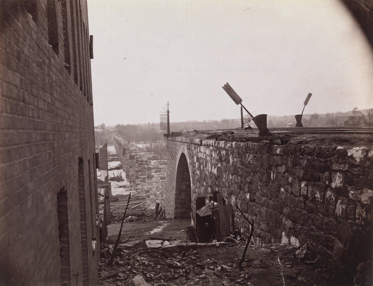 Richmond & Petersburg Demiryolu Köprüsü Harabeleri, Richmond, Virginia, ca. 1865. by Alexander Gardner