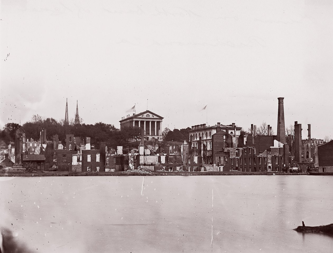 Kanalın Kuzey Kıyısında Harabeler, Richmond, 1865. by Alexander Gardner