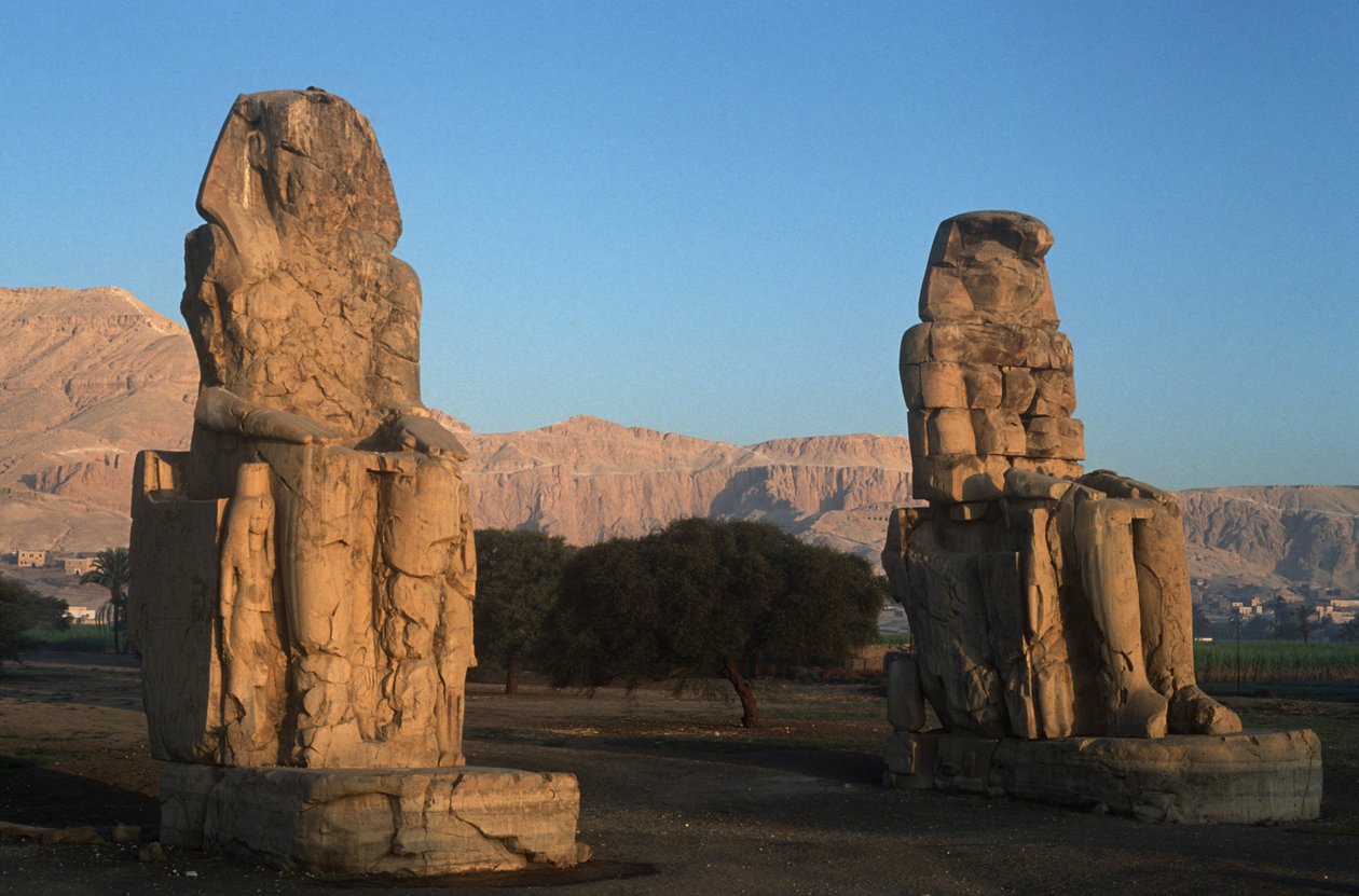 Mısır, antik Thebes, Memnon Amenhotep III Colossi heykelleri by Nicolas Toussaint Charlet