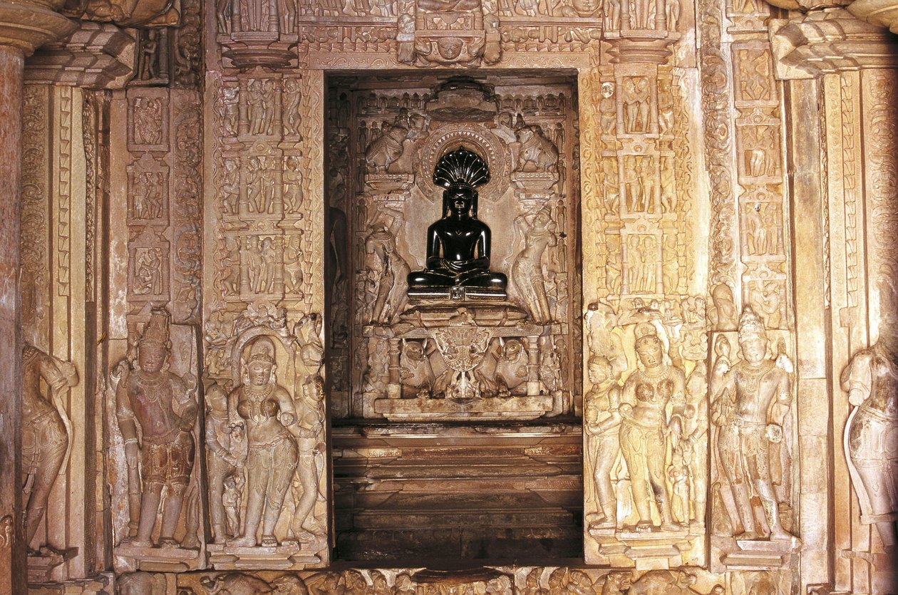 Giriş ve sunak, Parshvanatha tapınağı, Khajuraho Anıtlar grubu (UNESCO Dünya Mirası Listesi) by Nicolas Toussaint Charlet