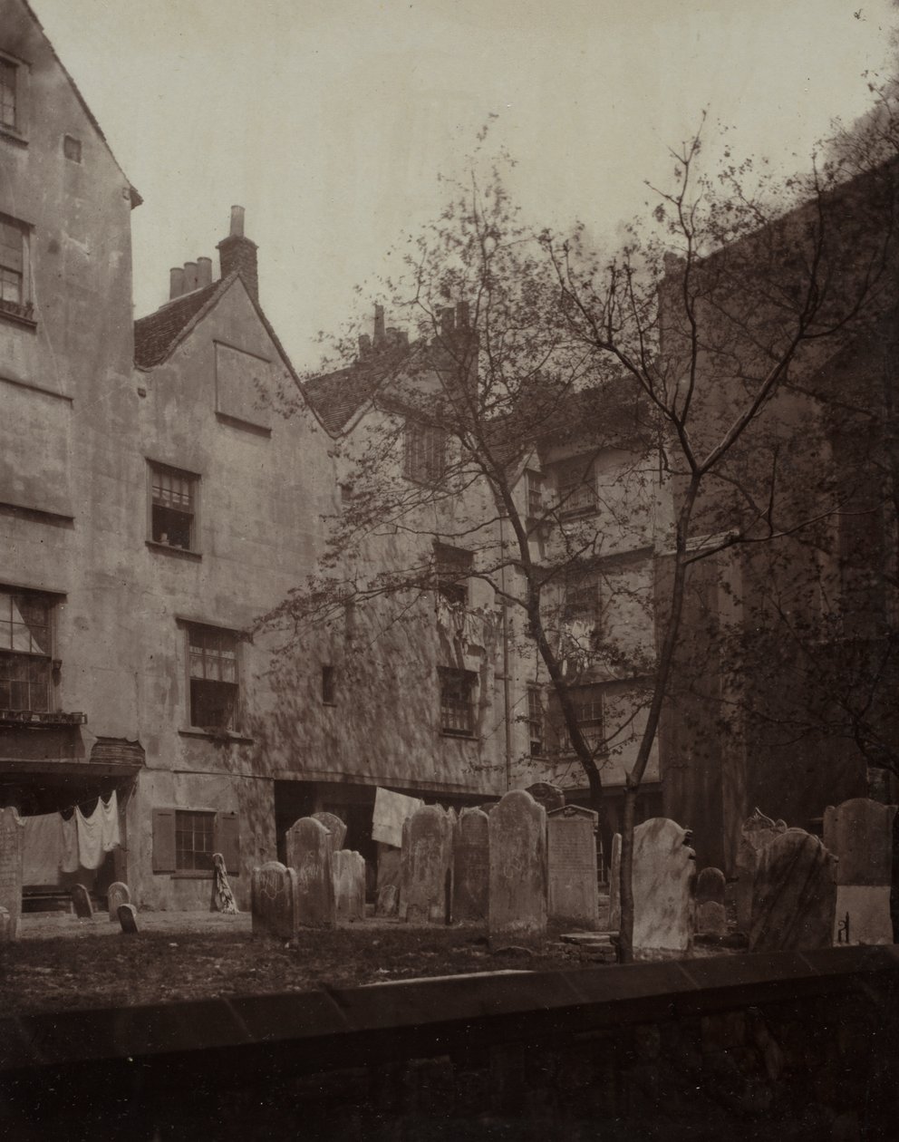 St. Bartholomews: Kumaş Fuarına Bakan Kilise Bahçesi by Alfred H. Bool