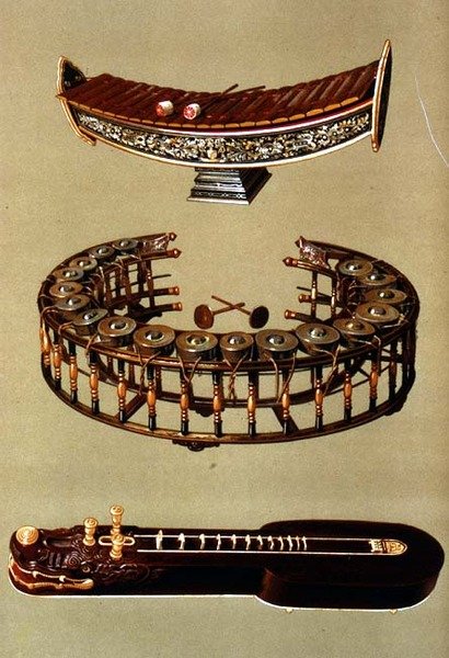 (TtoB) Bir Ranat ek, bir Khong wong yai ve bir Ta'khay, 'Müzik Aletleri'nden Tay enstrümanları (renkli lito) by Alfred James Hipkins