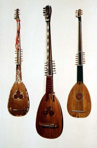 Üç chittaroni, ikisi Venedik c.1608 ve biri İngiltere c.1885, 