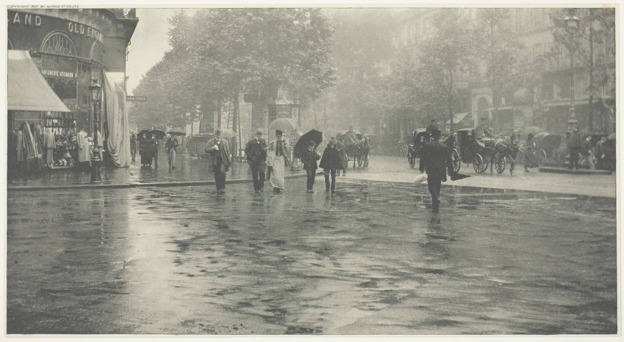 Bulvarda Islak Bir Gün, Paris, 1894, basılmış c. 1897. by Alfred Stieglitz