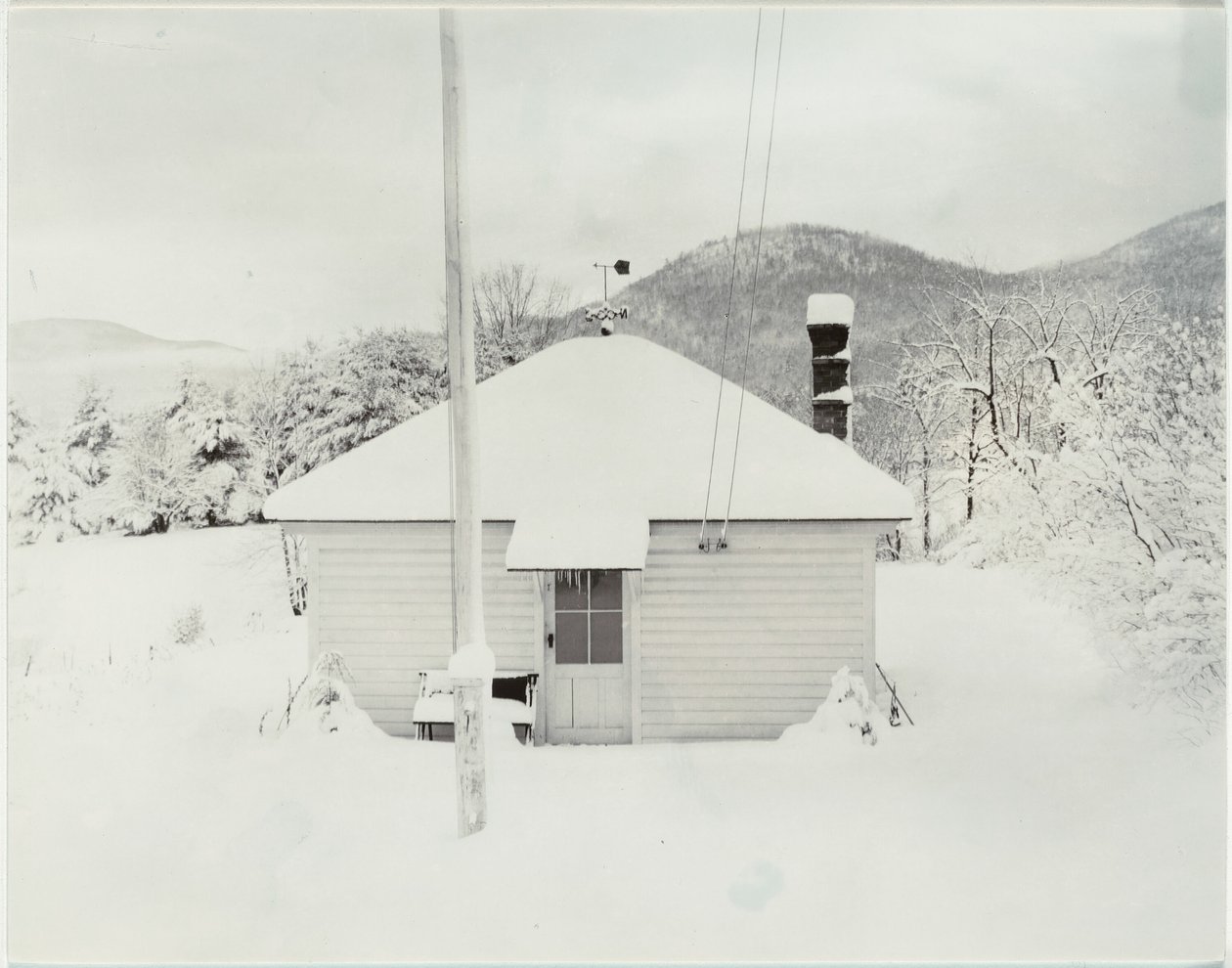 İlk Kar ve Küçük Ev by Alfred Stieglitz
