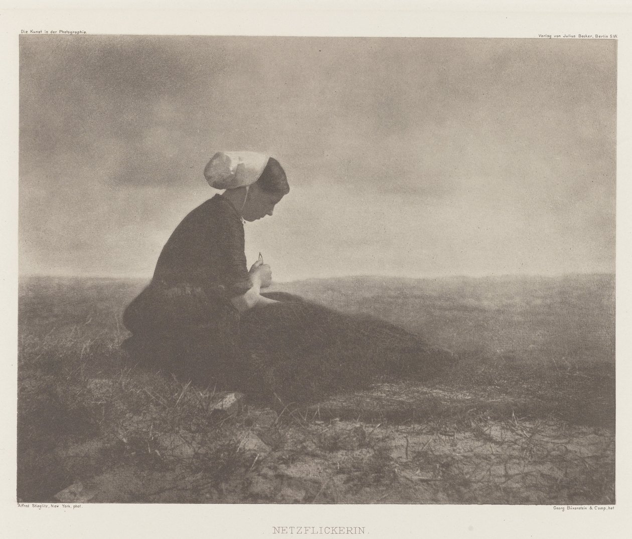 Netzflickerin (Ağları Onarmak), Katwijk 1894 by Alfred Stieglitz