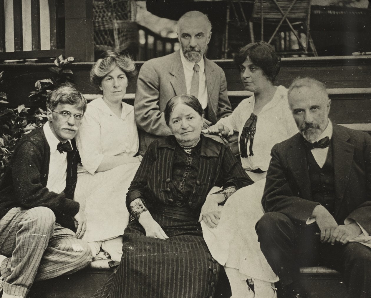 İsimsiz (Stieglitz, Agnes, anne Hedwig, Julius, Selma ve Lee, Oaklawn merdivenlerinde) by Alfred Stieglitz