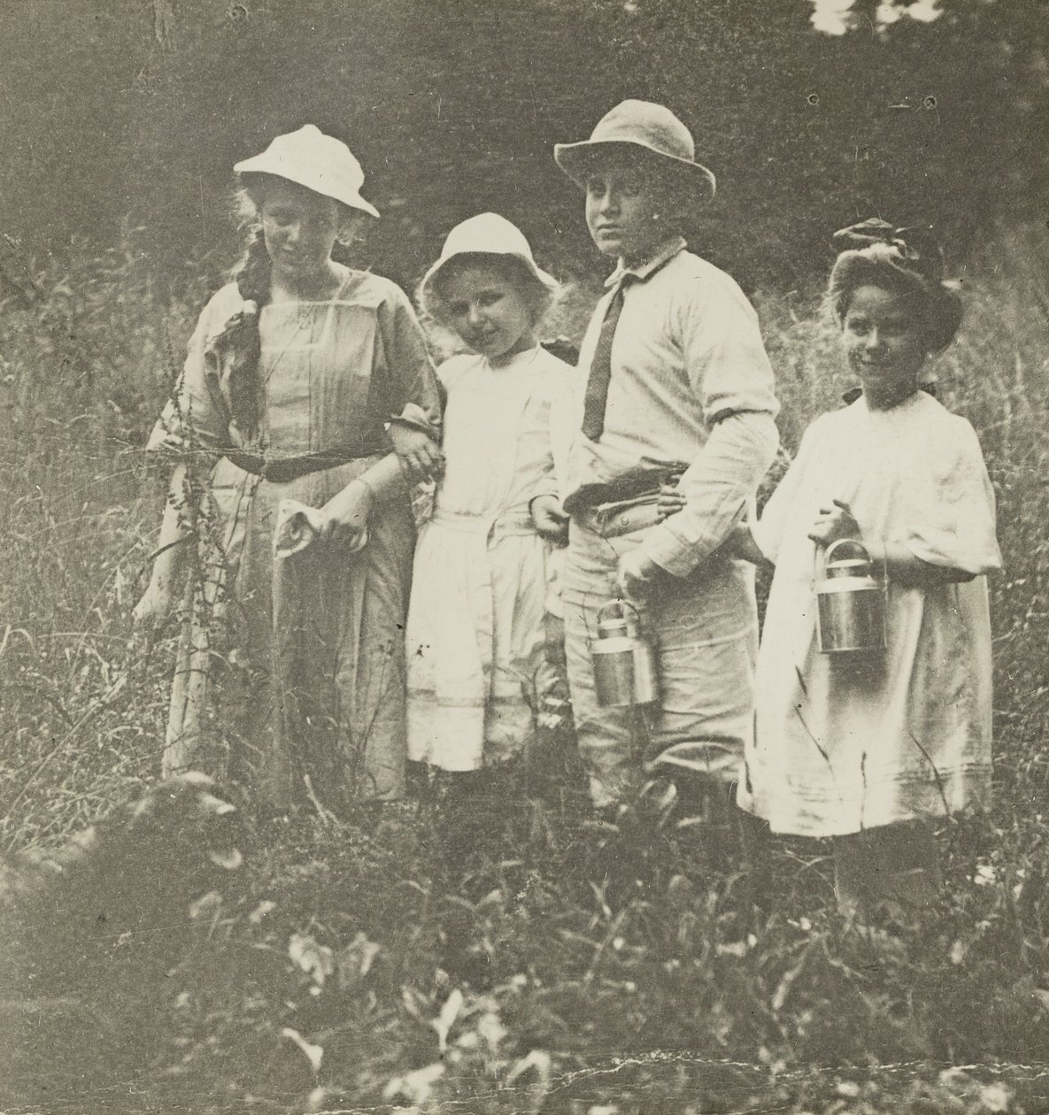 İsimsiz Flora, Elizabeth, Howard & Kitty, Lake George alanında, 190305. by Alfred Stieglitz