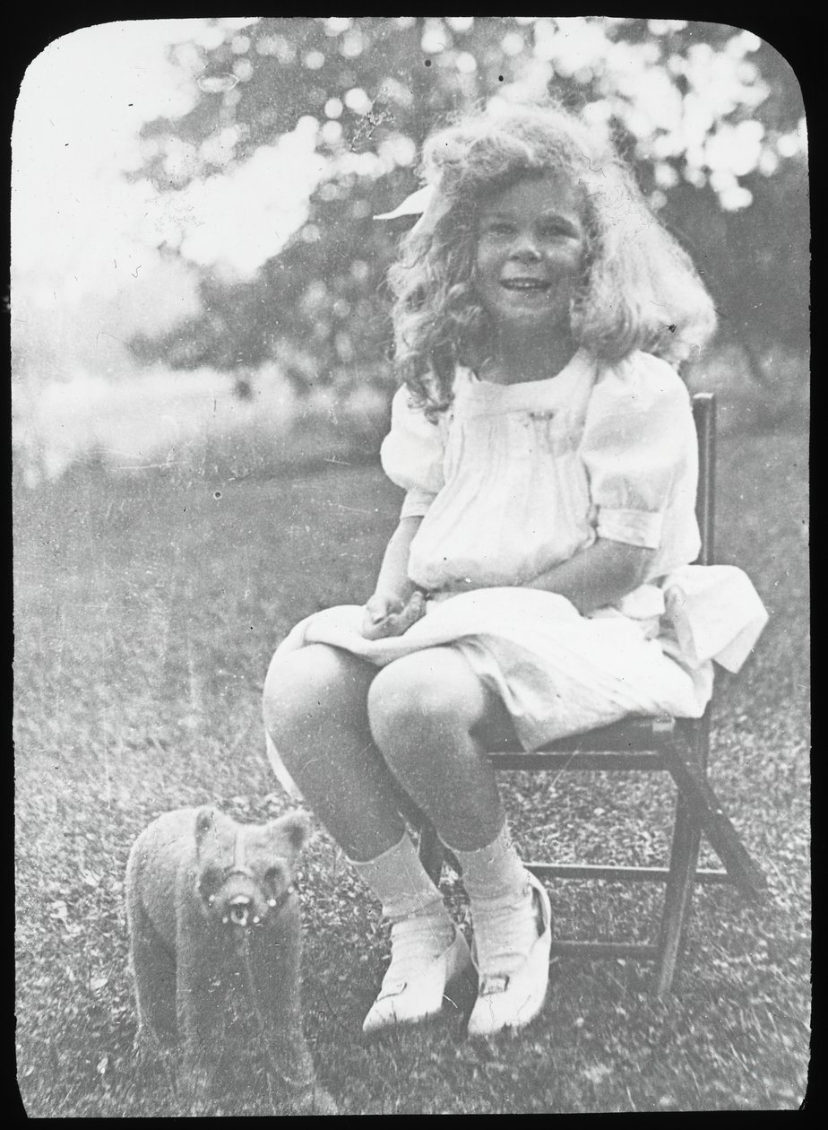 İsimsiz Georgia E. ile oyuncak ayı, c. 1916. by Alfred Stieglitz
