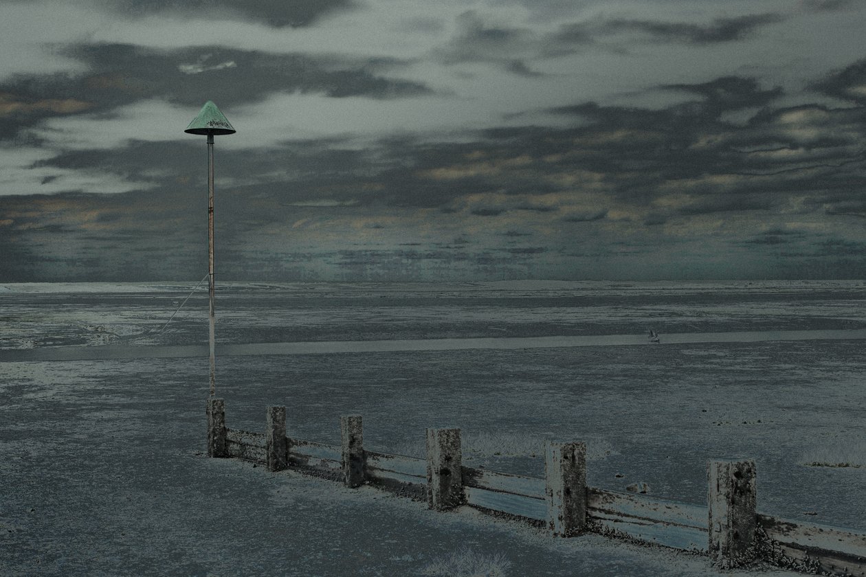 Sahil Yürüyüşü, Leigh-on-Sea, 2018 (elle yeniden boyanmış fotoğraf) by Alice Gur-Arie