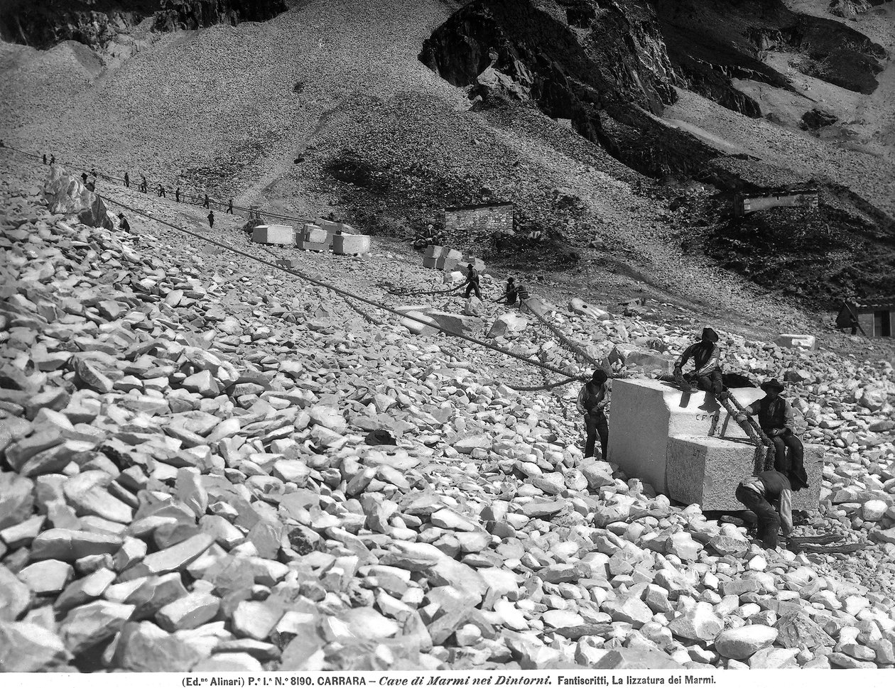 Carrara yakınlarındaki taş ocaklarında mermer işlemede bir aşama (s/b fotoğraf) by Fratelli Alinari